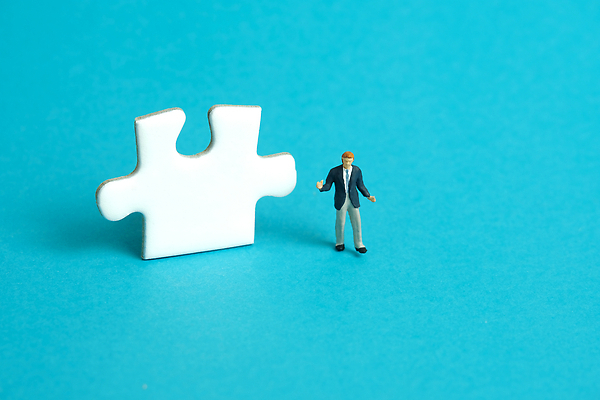 포토 JPG 해외이미지 손 조각 백그라운드 컨셉 비즈니스 사업가 들기 사람 정장 사람없음 파란색 숫자 미니어처 흰색 비즈니스맨 퍼즐 수수께끼 선택 목표 계획 질문 불안 호기심 옵션 문제 팔 해결 의심 개발 경영 고립 골 리프팅 반응 배려 혼란 해외202309 해외포토 직업 문자 옷 남자 감정 컬러 모션 신체부위 모형 직장인 파일형식