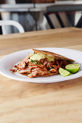 포토 JPG 해외이미지 접시 문화 음식 토마토 탁자 육류 옥수수 사람없음 목재 빨간색 초록색 목사 레몬 과카몰리 해외202309 해외포토 나무 식기 컬러 가구 채소 과일 식재료 재료 곡류 소스_음식 성직자 파일형식