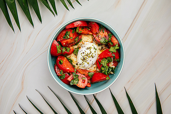 포토 JPG 해외이미지 접시 음식 토마토 부분 건강 요리 사람없음 계란 식사 샐러드 신선 사발 아침식사 지중해 허브 유기농 브런치 동쪽 아랍어 맛있는 해외202309 해외포토 식물 식기 웰빙 바다 채소 알 사기그릇 방향 파일형식