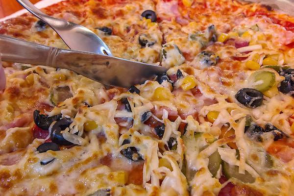 포토 JPG 해외이미지 1 식기 접시 음식 조각 백그라운드 포크 토마토 채소 재료 탁자 치즈 피자 육류 요리 사람 성인 사람없음 빨간색 식사 저녁식사 이탈리아 껍질 시골 신선 잡기 뜨거움 칼 맛 자르기 굽기 먹기 서비스 햄 반죽 후추 점심식사 모짜렐라치즈 채식주의자 페퍼로니 피자집 맛있는 해외202309 해외포토 유럽 컬러 가구 컨셉 식재료 모션 유제품 패스트푸드 서양음식 상점 소시지 구이 향신료 채식 파일형식