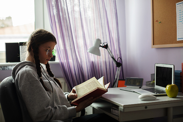 포토 JPG 해외이미지 학생 긴머리 여자 교육 안경 벽 가구 의자 창문 학교 갈색머리 실내 한명 책 노트북 학습 독서 기댐 방 관찰 키보드 모서리 사과 정상 쥐 집중 책상 폴란드 멍청이 해외202309 해외포토 1 헤어스타일 잡화 유럽 생활용품 컨셉 과일 모션 사람 내부 전자제품 설치류 파일형식