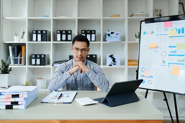 포토 JPG 해외이미지 응시 행복 감정 얼굴 백그라운드 컨셉 셔츠 비즈니스 사업가 성공 한명 서기 미소 웃음 앉기 동양인 인종 정장 상반신 성인 야외 가로 컴퓨터 사무실 팔짱 작업 비즈니스우먼 복도 대표 종업원 집중 경영자 면접 개성 팔 변호사 접기 카피스페이스 해외202309 해외포토 직업 1 시선 옷 여자 상의 모션 표정 사람 신체부위 전자제품 공백 직장인 리더 파일형식