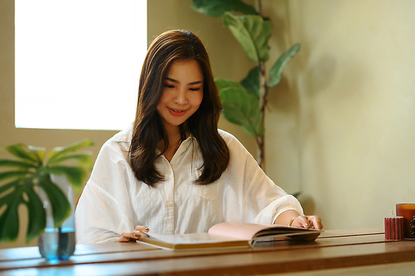 포토 JPG 해외이미지 식물 여자 초 실내 한명 동양인 상반신 성인 책 빛 독서 책상 성인여자한명만 해외202309 해외포토 1 가구 사람 인종 내부 여자한명만 성인여자만 파일형식