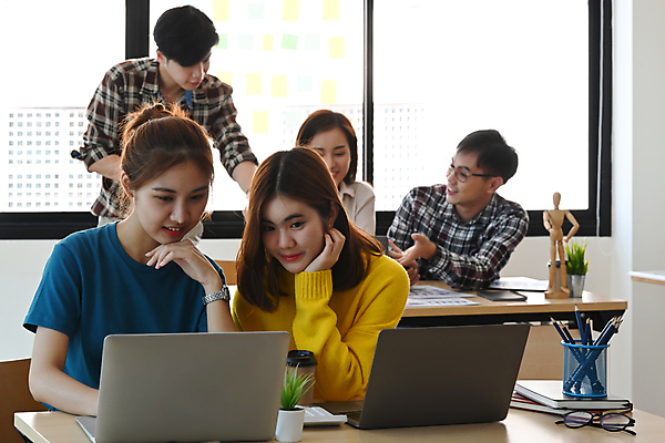 포토 JPG 해외이미지 여자 남자 화초 비즈니스 창문 회의 함께함 앉기 여러명 상반신 성인 옆모습 노트북 연필 턱괴기 비즈니스맨 비즈니스우먼 그룹 책상 직원 연필꽂이 성인만 해외202309 해외포토 식물 뷰포인트 가구 다수 컨셉 모션 문구용품 학용품 사람 전자제품 필기구 직장인 파일형식