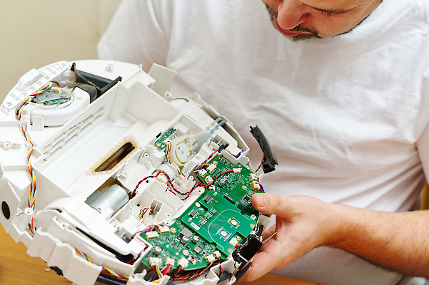 포토 JPG 해외이미지 손 가사 가정 바닥 주택 실내 한명 사람 검은색 힘 기계 카펫 방 장비 흰색 공구 붓 업무 수리 무선전화기 스마트 로봇 서비스 전자 먼지 멀리 청소부 유지 위생관리 자동 진공 필터 해외202309 해외포토 직업 1 컬러 컨셉 관리 내부 건물 신체부위 도구 작업 전화기 파일형식