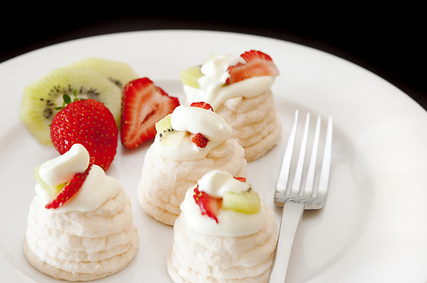 포토 JPG 해외이미지 접시 조각 포크 과일 딸기 디저트 키위 사람없음 껍질 달콤 맛 크림 칼로리 원뿔 머랭 핸드메이드 맛있는 해외202309 해외포토 도형 식기 음식 컨셉 파일형식