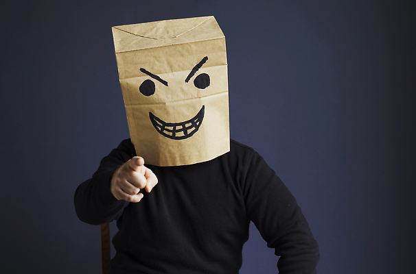 포토 JPG 해외이미지 남자 얼굴 표정 한명 상반신 성인 앞모습 종이봉투 가림 가리킴 성인남자한명만 해외202309 해외포토 1 뷰포인트 모션 봉투 사람 손짓 신체부위 남자한명만 성인남자만 파일형식