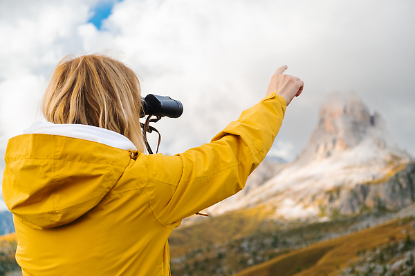 포토 JPG 해외이미지 백인 라이프스타일 응시 여자 스포츠 여행 손가락 모션 자연 날씨 휴가 산 한명 사람 금발 노란색 여행객 이탈리아 트래킹 쌍안경 하이킹 자유 안개 황무지 알프스 느림 통과 산악지대 백패커 절정 해외202309 해외포토 서양인 1 헤어스타일 손 시선 유럽 컬러 컨셉 레저 생활 망원경 생태계 파일형식
