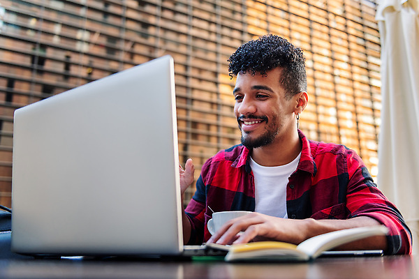 포토 JPG 해외이미지 1 학생 라이프스타일 남자 행복 커피 인터넷 비즈니스 사업가 통신 휴식 한명 미소 사람 앉기 손짓 소년 20대 야외 가로 노트북 컴퓨터 상점 기쁨 표현 도시 작업 연결 시원함 긍정 부름 타운 히스패닉 동영상 카피스페이스 해외202309 해외포토 직업 감정 음료 어린이 컨셉 모션 표정 청년 생활 전자제품 공백 파일형식