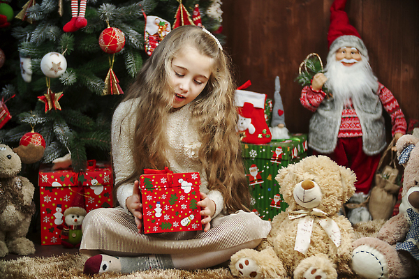 포토 JPG 해외이미지 나무 백인 라이프스타일 계절 딸 행복 어린이 크리스마스 겨울 곰 가족 아침 휴가 새로움 주택 선물 한명 사람 장식 선물상자 빛 상자 뷰티 산타클로스 기쁨 축하 12월 기적 활 호기심 해피뉴이어 마법 리빙 클라우스 해외202309 해외포토 주간 서양인 식물 동물 1 기념일 감정 컨셉 포유류 관계 건물 생활 새해인사 날짜 파일형식