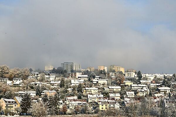 포토 JPG 해외이미지 유럽 도로 여행 백그라운드 겨울 건축양식 통신 하늘 부동산 산 거리 주택 사람없음 야외 건물 뷰티 냉동 흰색 도시 정상 숲 언덕 서리 방송 지역 타운 이웃 항공촬영 폭설 눈내림 카피스페이스 해외202309 해외포토 건축물 계절 건축 나라 길 뷰포인트 컬러 교통시설 눈_날씨 공백 재산 자연재해 파일형식
