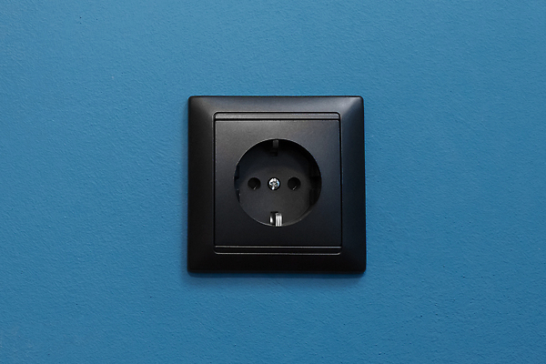 포토 JPG 해외이미지 디자인 유럽 산업 벽 백그라운드 컨셉 가정 아파트 주택 실내 사람없음 내부 빛 우주 힘 기계 방 장비 에너지 구멍 콘센트 플러그 코드 연결 위험 플라스틱 오브젝트 철사 스위치 고립 삽입 전압 현재 공급 해외202309 해외포토 나라 재질 건물 파일형식