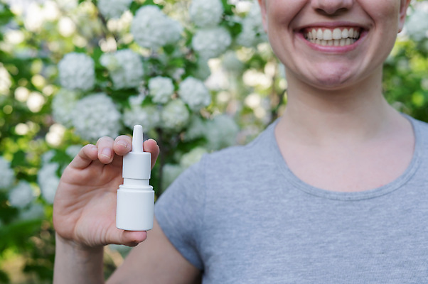 포토 JPG 해외이미지 여자 꽃 잎 한명 들기 상반신 성인 야외 약 나뭇가지 비염 성인여자한명만 해외202309 해외포토 나무 식물 1 의학 모션 사람 여자한명만 성인여자만 파일형식