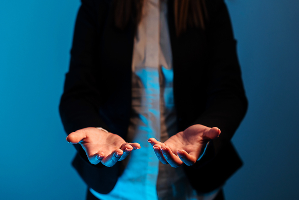 포토 JPG 해외이미지 스튜디오촬영 백인 직업 라이프스타일 손 여자 남자 백그라운드 컨셉 회사 비즈니스 손가락 청소년 성공 아이디어 실내 한명 서기 정장 성인 앞모습 파란색 사무실 뷰티 성장 잡기 작업 비즈니스맨 비즈니스우먼 우아함 전문직 결심 심볼 경영자 파란배경 고립 카피스페이스 해외202309 해외포토 서양인 1 옷 뷰포인트 컬러 모션 사람 내부 생활 신체부위 공백 직장인 리더 파일형식