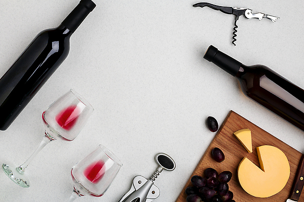 포토 JPG 해외이미지 백그라운드 와인잔 포도 치즈 사람없음 와인 축하 와인병 와인오프너 나무도마 카피스페이스 해외202309 해외포토 컨셉 술잔 과일 병_용기 유제품 도마 주류 목재 공백 병따개 파일형식