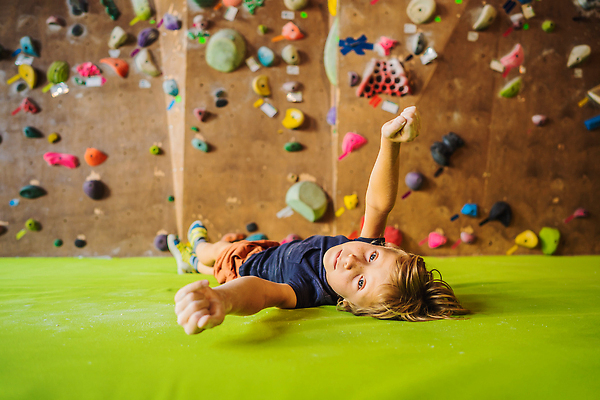 포토 JPG 해외이미지 손 공원 어린이 밧줄 벽 스포츠 포즈 모션 놀이 휴가 휴식 매달리기 건강 한명 안전 사람 소년 취미 운동복 운동 힘 장비 도전 잡기 놀이터 위험 오르기 기어 특별함 헬프 해외202309 해외포토 1 옷 공공시설 남자 줄 컨셉 신체부위 도움 파일형식