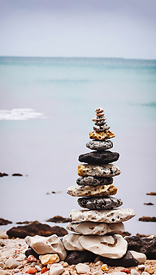 JPG 편집이미지 해변 사람없음 쌓기 희망 돌_바위 기도 석탑 디지털합성 소원 소원탑 편집실사 AI포토 AI콘텐츠 감정 바다 모션 탑 CG 파일형식