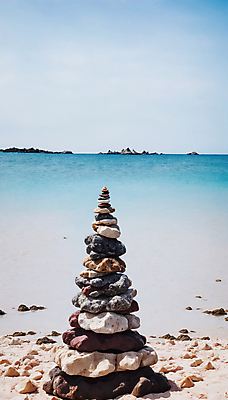 JPG 편집이미지 해변 사람없음 쌓기 희망 돌_바위 기도 석탑 디지털합성 소원 소원탑 편집실사 AI포토 AI콘텐츠 감정 바다 모션 탑 CG 파일형식