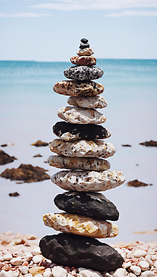 JPG 편집이미지 해변 사람없음 쌓기 희망 돌_바위 기도 석탑 디지털합성 소원 소원탑 편집실사 AI포토 AI콘텐츠 감정 바다 모션 탑 CG 파일형식