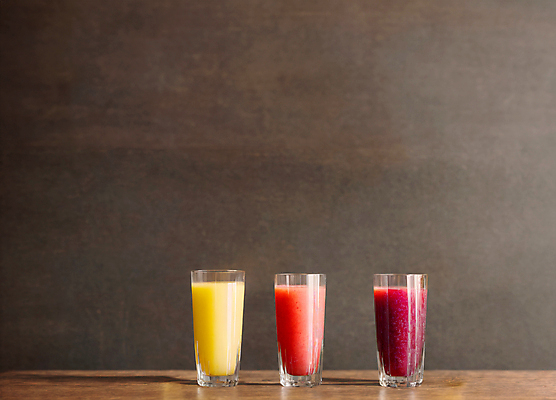 JPG 편집이미지 잔 실내 사람없음 과일주스 오렌지주스 딸기주스 포도주스 나무탁자 편집실사 AI포토 AI콘텐츠 식기 과일 탁자 내부 주스 CG 파일형식