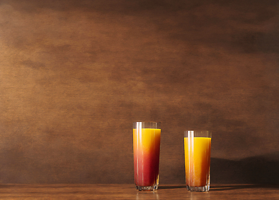 JPG 편집이미지 잔 실내 사람없음 과일주스 오렌지주스 나무벽 나무탁자 편집실사 AI포토 AI콘텐츠 식기 벽 과일 탁자 내부 목재 주스 CG 파일형식