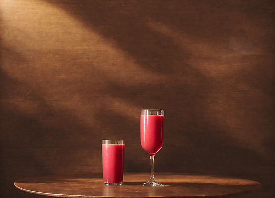 JPG 편집이미지 와인잔 잔 실내 사람없음 과일주스 나무벽 딸기주스 나무탁자 편집실사 AI포토 AI콘텐츠 식기 벽 술잔 과일 탁자 내부 목재 주스 CG 파일형식