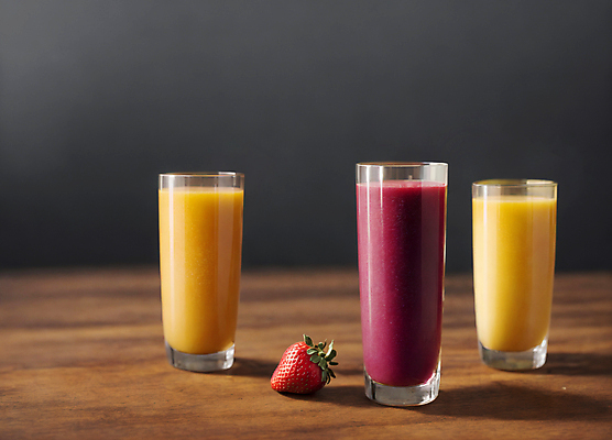 JPG 편집이미지 딸기 잔 실내 사람없음 과일주스 오렌지주스 포도주스 나무탁자 편집실사 AI포토 AI콘텐츠 식기 과일 탁자 내부 주스 CG 파일형식