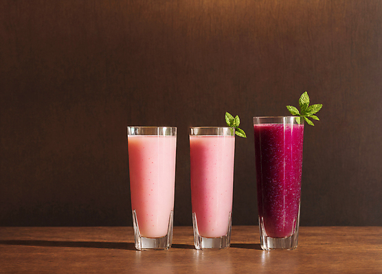 JPG 편집이미지 잔 실내 사람없음 과일주스 민트 딸기주스 포도주스 나무탁자 편집실사 AI포토 AI콘텐츠 식기 과일 탁자 내부 주스 허브 CG 파일형식