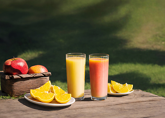 JPG 편집이미지 오렌지 잔 잔디 사람없음 야외 바구니 사과 과일주스 오렌지주스 딸기주스 나무탁자 편집실사 AI포토 AI콘텐츠 식물 식기 과일 탁자 주스 CG 파일형식