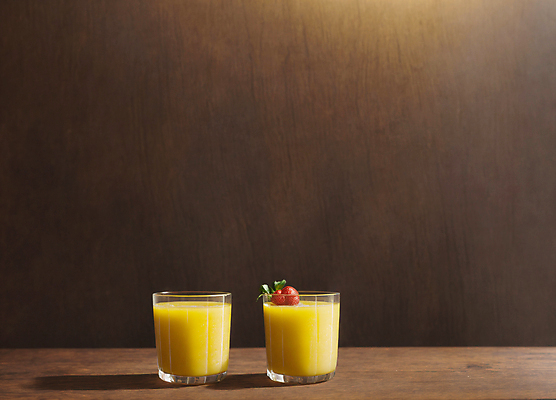 JPG 편집이미지 딸기 잔 실내 사람없음 과일주스 오렌지주스 나무탁자 편집실사 AI포토 AI콘텐츠 식기 과일 탁자 내부 주스 CG 파일형식