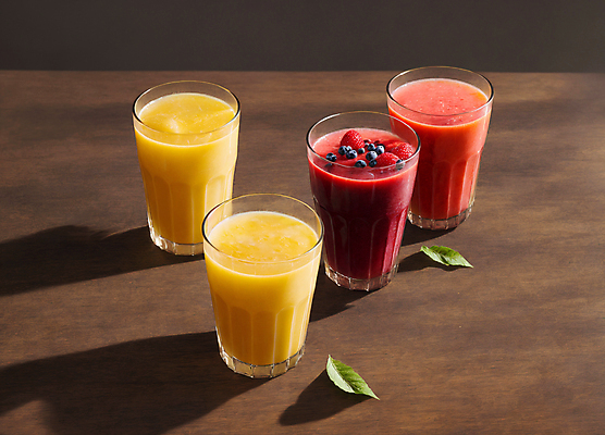 JPG 편집이미지 딸기 잔 실내 사람없음 주스 과일주스 오렌지주스 민트 블루베리 딸기주스 나무탁자 편집실사 AI포토 AI콘텐츠 식기 음료 과일 탁자 내부 허브 CG 파일형식