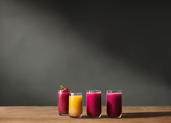 JPG 편집이미지 딸기 잔 실내 사람없음 과일주스 오렌지주스 포도주스 나무탁자 편집실사 AI포토 AI콘텐츠 식기 과일 탁자 내부 주스 CG 파일형식