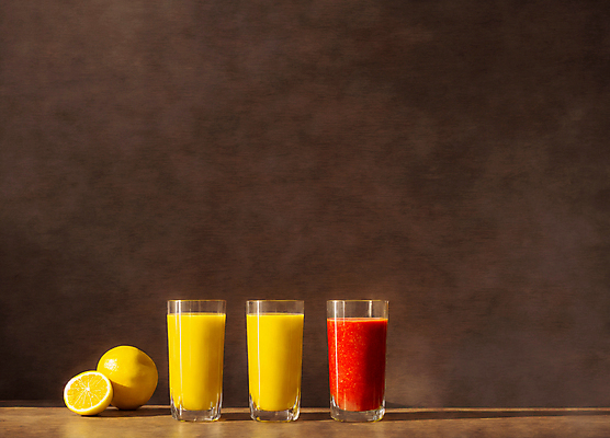 JPG 편집이미지 잔 실내 사람없음 과일주스 레몬 레몬주스 딸기주스 나무탁자 편집실사 AI포토 AI콘텐츠 식기 과일 탁자 내부 주스 CG 파일형식