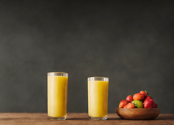 JPG 편집이미지 딸기 잔 실내 사람없음 과일주스 오렌지주스 나무그릇 나무탁자 편집실사 AI포토 AI콘텐츠 그릇 식기 과일 탁자 내부 목재 주스 CG 파일형식