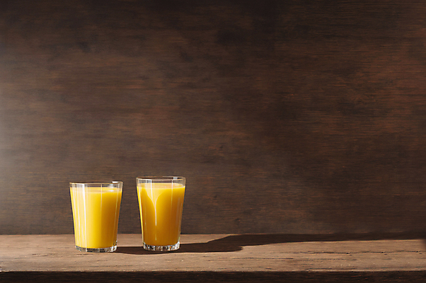 JPG 편집이미지 잔 실내 사람없음 과일주스 오렌지주스 나무벽 나무탁자 편집실사 AI포토 AI콘텐츠 식기 벽 과일 탁자 내부 목재 주스 CG 파일형식