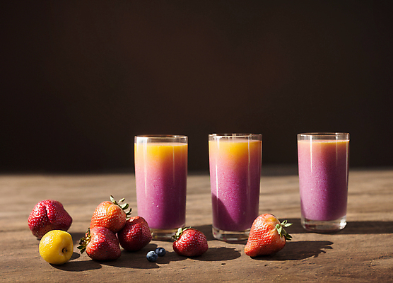 JPG 편집이미지 딸기 잔 실내 사람없음 과일주스 레몬 블루베리 나무탁자 편집실사 AI포토 AI콘텐츠 식기 과일 탁자 내부 주스 CG 파일형식