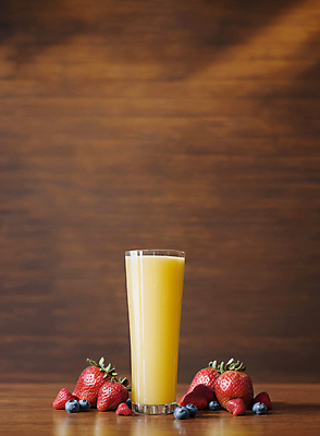 JPG 편집이미지 딸기 잔 실내 사람없음 과일주스 오렌지주스 블루베리 나무벽 편집실사 AI포토 AI콘텐츠 식기 벽 과일 내부 목재 주스 CG 파일형식