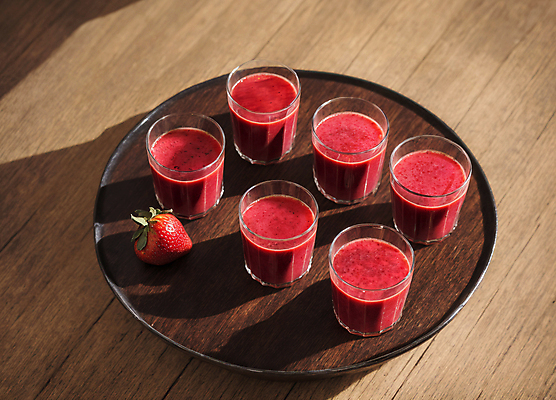 JPG 편집이미지 딸기 잔 실내 사람없음 하이앵글 과일주스 딸기주스 나무쟁반 편집실사 AI포토 AI콘텐츠 식기 뷰포인트 과일 쟁반 내부 목재 주스 CG 파일형식