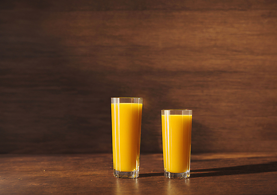 JPG 편집이미지 잔 실내 사람없음 과일주스 오렌지주스 나무벽 편집실사 AI포토 AI콘텐츠 식기 벽 과일 내부 목재 주스 CG 파일형식