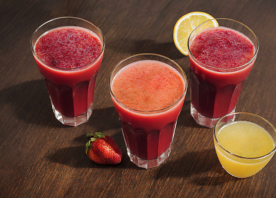 JPG 편집이미지 오렌지 딸기 실내 사람없음 과일주스 오렌지주스 레몬 딸기주스 나무탁자 편집실사 AI포토 AI콘텐츠 과일 탁자 내부 주스 CG 파일형식