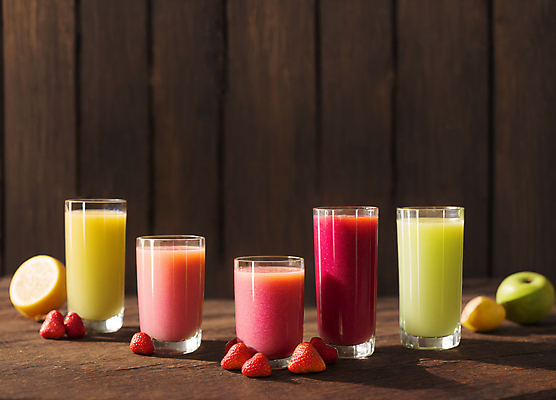 JPG 편집이미지 딸기 잔 실내 사람없음 주스 사과 과일주스 오렌지주스 청사과 딸기주스 나무탁자 사과주스 편집실사 AI포토 AI콘텐츠 식기 음료 과일 탁자 내부 CG 파일형식