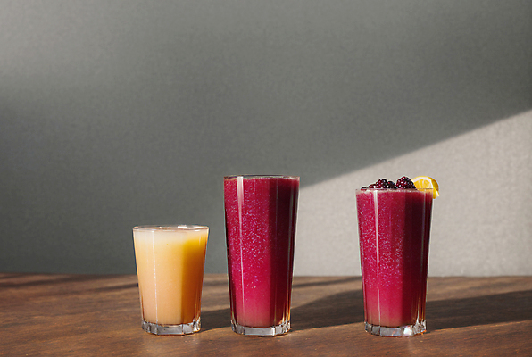 JPG 편집이미지 잔 실내 사람없음 과일주스 오렌지주스 포도주스 나무탁자 편집실사 AI포토 AI콘텐츠 식기 과일 탁자 내부 주스 CG 파일형식