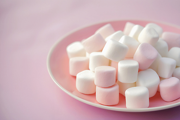 JPG 편집이미지 접시 분홍색 사람없음 마시멜로우 편집실사 AI포토 AI콘텐츠 식기 컬러 디저트 CG 파일형식