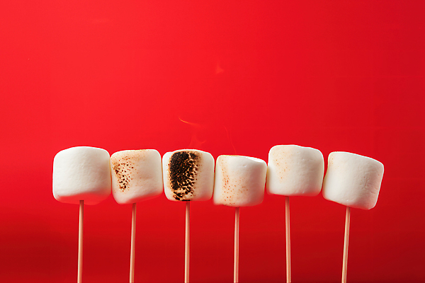 JPG 편집이미지 사람없음 빨간색 꼬치 마시멜로우 카피스페이스 스모어 편집실사 AI포토 AI콘텐츠 음식 컬러 디저트 공백 CG 파일형식