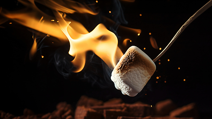 JPG 편집이미지 불 불꽃 사람없음 꼬치 굽기 마시멜로우 스모어 편집실사 AI포토 AI콘텐츠 자연요소 음식 디저트 구이 CG 파일형식