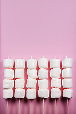 JPG 편집이미지 분홍색 사람없음 꼬치 마시멜로우 카피스페이스 편집실사 AI포토 AI콘텐츠 컬러 디저트 공백 CG 파일형식