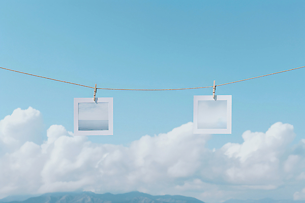 JPG 구름 편집이미지 계절 밧줄 하늘색 집게 사람없음 디지털합성 폴라로이드사진 감성 걸림 편집실사 AI포토 AI콘텐츠 자연요소 줄 컨셉 모션 파란색 CG 폴라로이드 파일형식