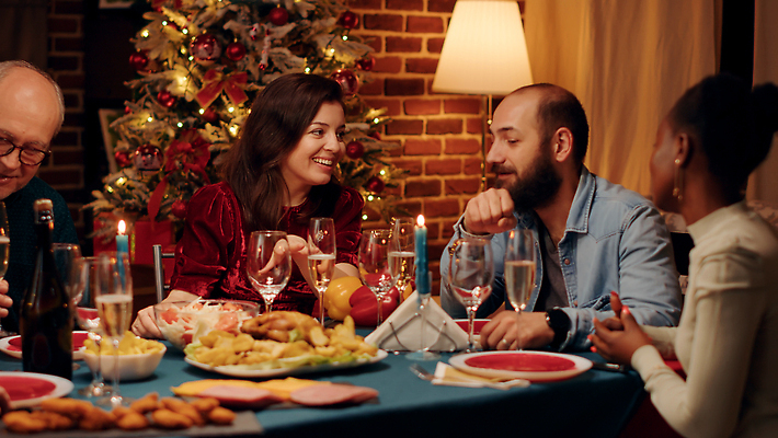 포토 JPG 해외이미지 여자 노년 남자 행복 음식 크리스마스 가족 식탁 조명 함께함 수저 대화 여러명 상반신 성인 앞모습 옆모습 빛 파티 식사 샴페인 연말 해외202309 해외포토 식기 기념일 감정 뷰포인트 다수 컨셉 관계 탁자 주류 말하기 사람 이벤트 파일형식