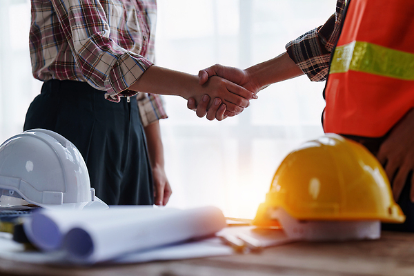 포토 JPG 해외이미지 직업 디자인 남자 산업 종이 컨셉 비즈니스 건축양식 탁자 주택 직장 안전 성인 사람없음 건물 초록색 사무실 장비 에너지 업무 작업 비즈니스맨 엔지니어 감독 계획 헬멧 건축가 디자이너 땅 그림 경영자 청사진 공학 개발 건축업자 계약자 프로젝트 해외202309 해외포토 건축물 교육 건축 컬러 가구 회사 사람 직장인 기술자 보호장비 계약 리더 파일형식