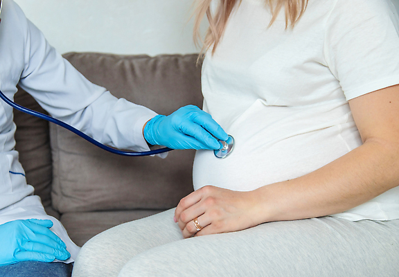 포토 JPG 해외이미지 백인 배너 여자 행복 어린이 백그라운드 가족 청진기 엄마 노동자 실내 건강 병원 한명 사람 치료 약 희망 임산부 임신 시험 환자 의사 아기 잡기 기다림 맥박 예측 상담 약속 태교 방문 돌봄 카피스페이스 해외202309 해외포토 서양인 직업 1 교육 감정 컨셉 의학 관계 의료기기 모션 내부 공백 의료진 파일형식